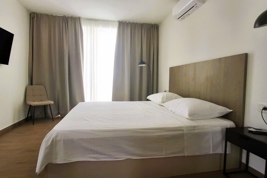 Camera da letto moderna con climatizzatore e dotazioni di pregio