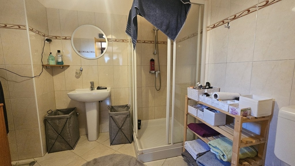 Bagno con doccia in ambiente interno curato