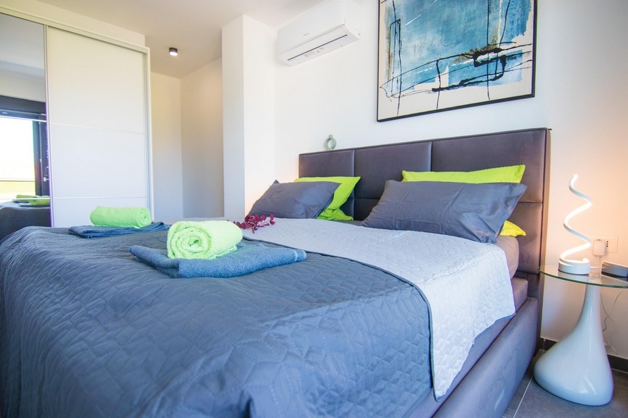 Camera da letto luminosa con aria condizionata