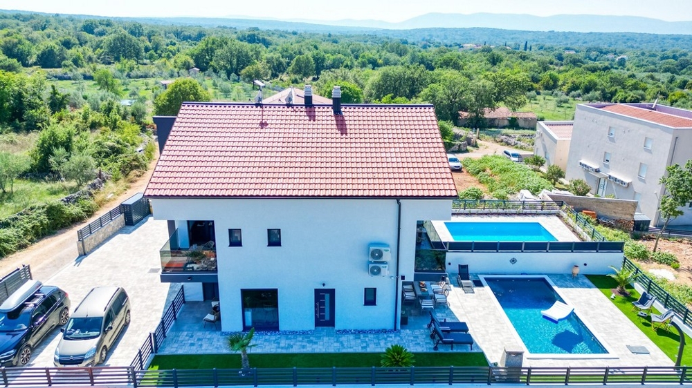 Villa moderna con piscina e posti auto