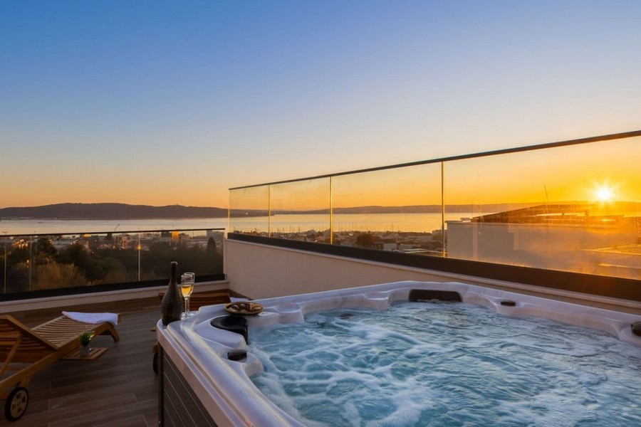 Vasca idromassaggio sulla terrazza sul tetto con vista sul mare