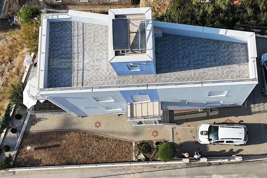 Veduta aerea di una casa con terrazza sul tetto