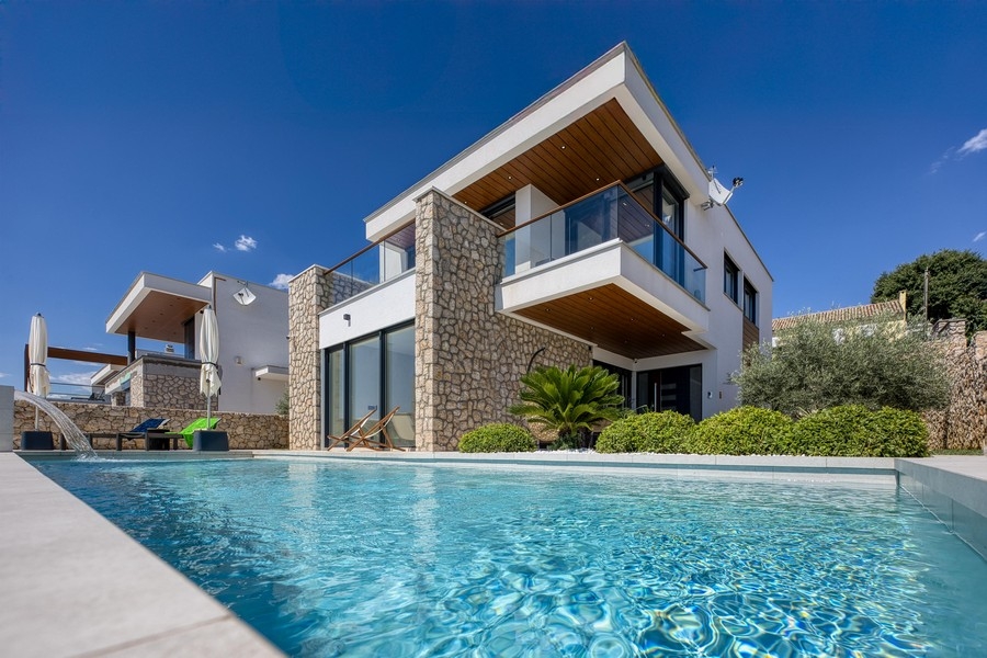 Villa moderna con piscina e vista mare in Croazia