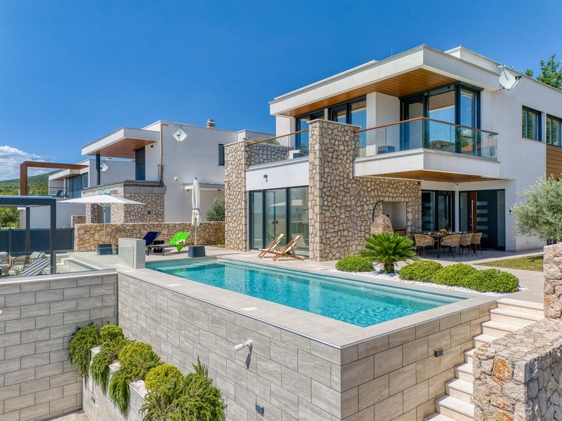 Villa di lusso con piscina, facciata in pietra naturale e terrazza sul mare