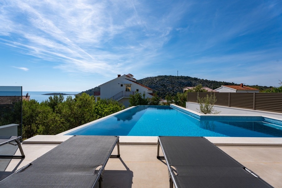 Infinity pool con vista mare davanti a una villa moderna in Dalmazia