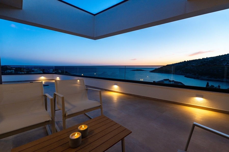 Terrazza coperta con vista panoramica sul mare in atmosfera serale