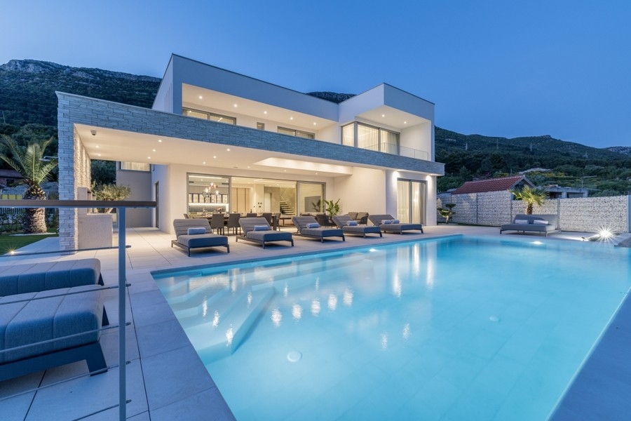 Moderna villa di lusso con infinity pool e vista mare in Croazia
