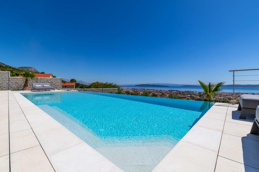 Infinity pool con vista panoramica sulla costa in Dalmazia