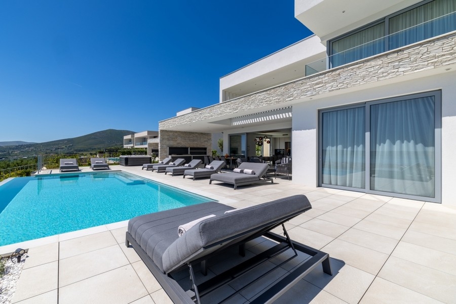 Solarium di una villa esclusiva con piscina e vista mare