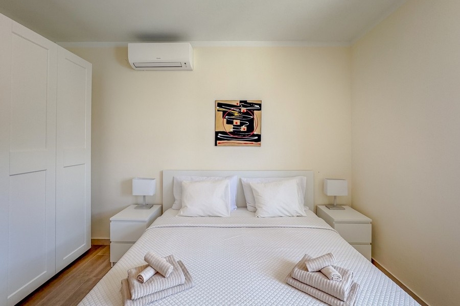 Camera da letto luminosa con letto matrimoniale