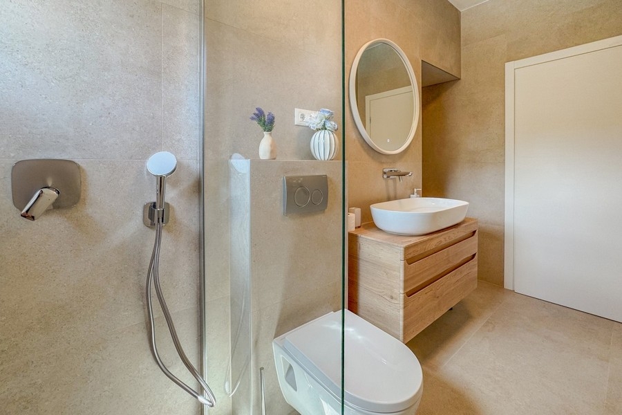 Bagno moderno con doccia a filo pavimento