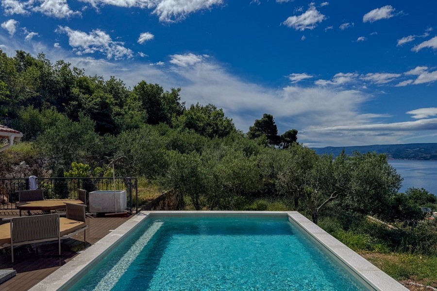 Piscina con vista panoramica sulla costa adriatica