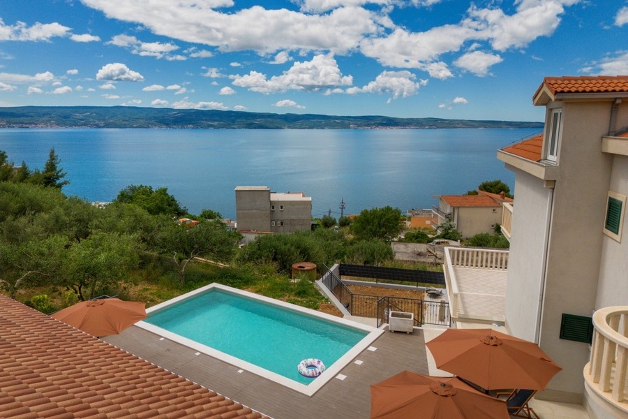 Zona piscina con vista mare e solarium