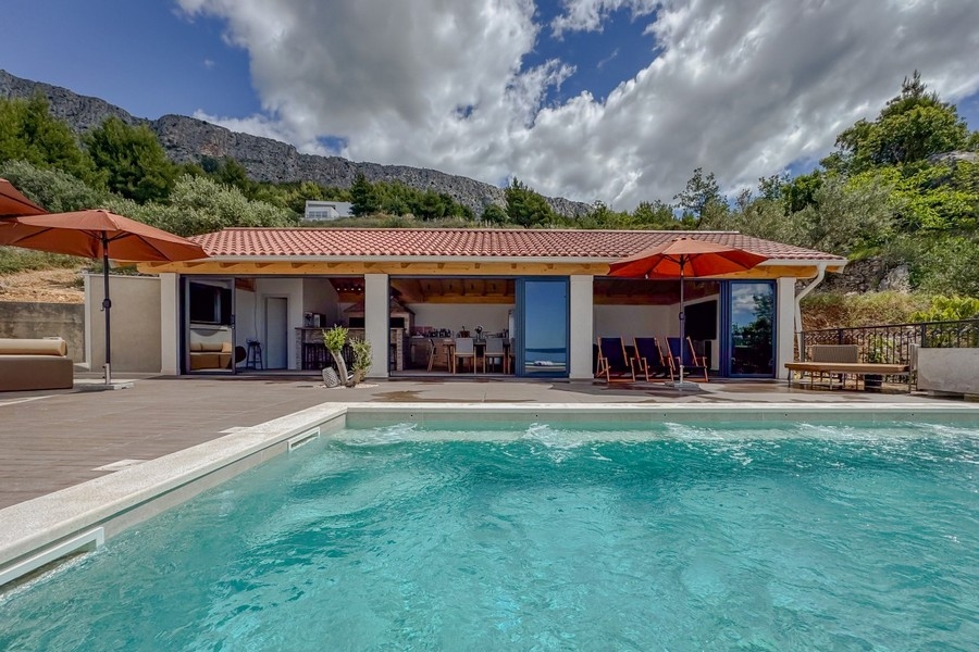 Moderna cucina estiva presso la piscina in Croazia