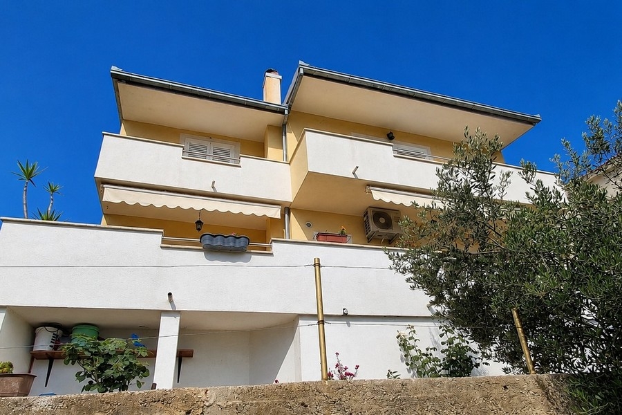 Facciata della casa con terrazze dell'offerta H3951 a Split