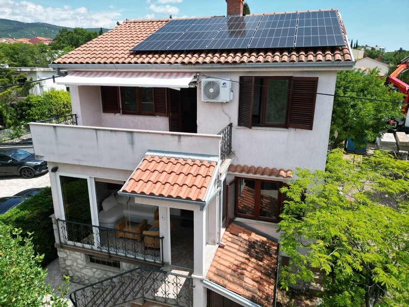 Casa con balcone e pannelli solari