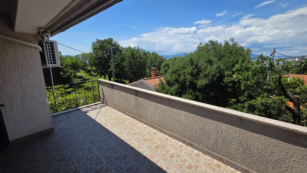 Balcone con vista e tenda da sole