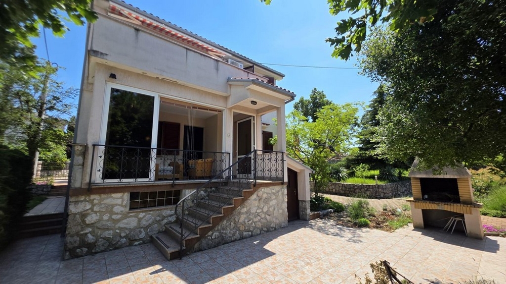 Casa con area grill e terrazza