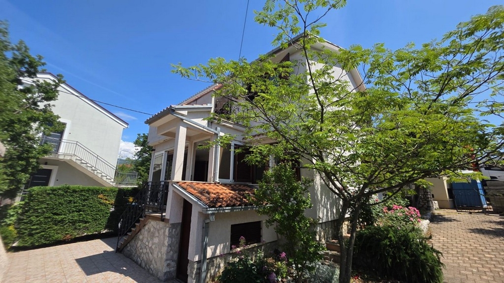 Casa unifamiliare con giardino mediterraneo