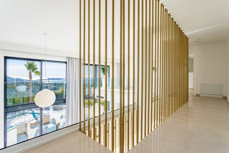 Piano galleria con vista su mare e piscina