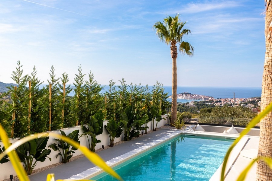 Terrazza della piscina con vista panoramica sulla costa