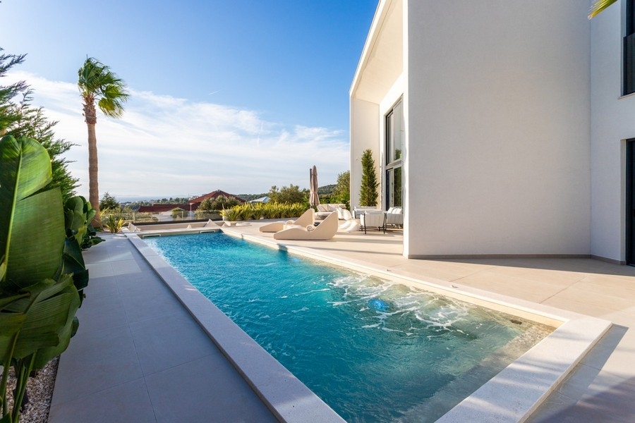 Piscina con funzione idromassaggio e solarium