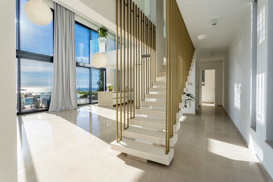 Elegante ingresso con scala moderna