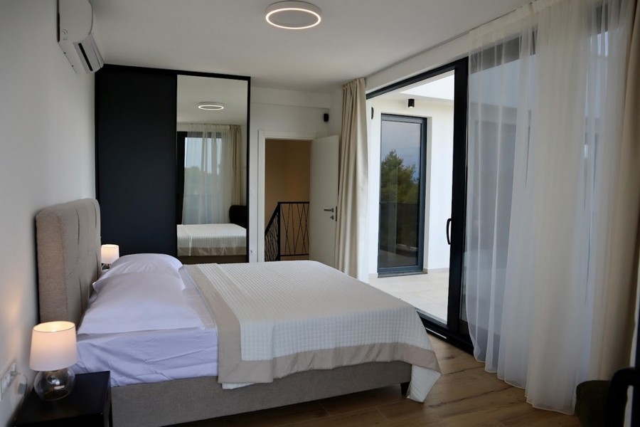 Camera da letto con armadio a specchio e accesso al balcone