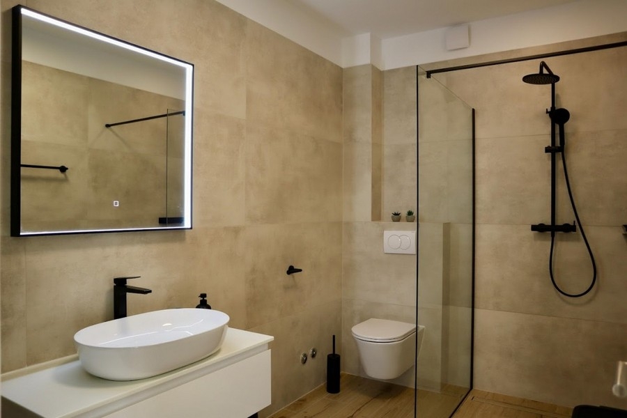 Bagno luminoso con doccia a filo pavimento
