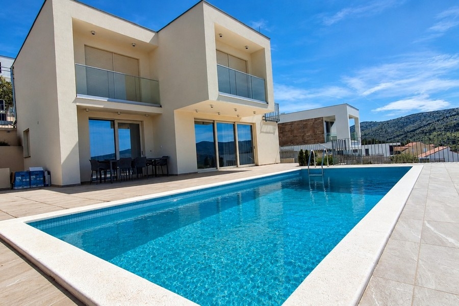 Villa di lusso con piscina e vista mare vicino a Sibenik in Croazia