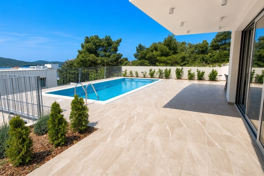 Piscina con zona sole