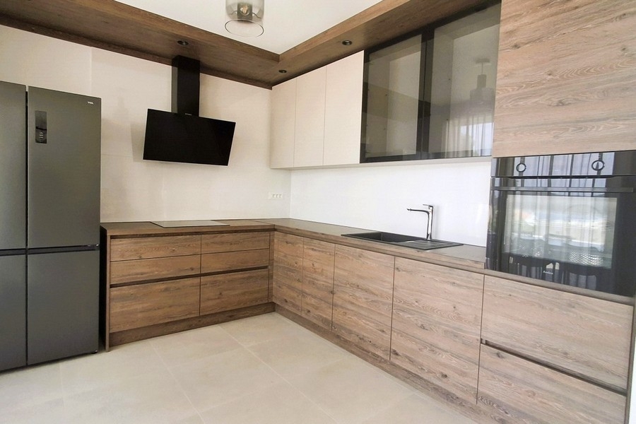 Cucina moderna con elettrodomestici da incasso