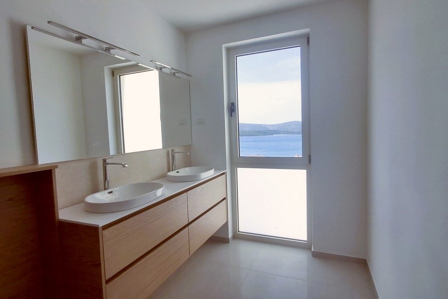 Bagno con doppio lavabo e vista mare