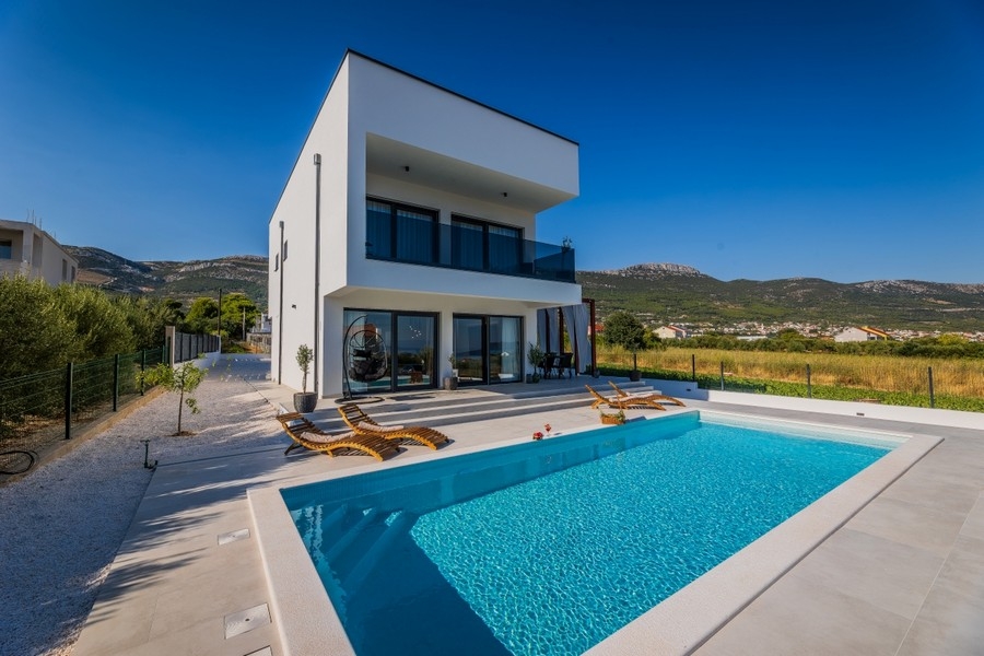 Casa di lusso con piscina e vista sui monti