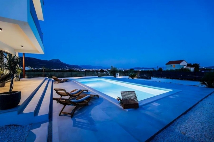 Terrazza della piscina di una villa in Croazia di sera