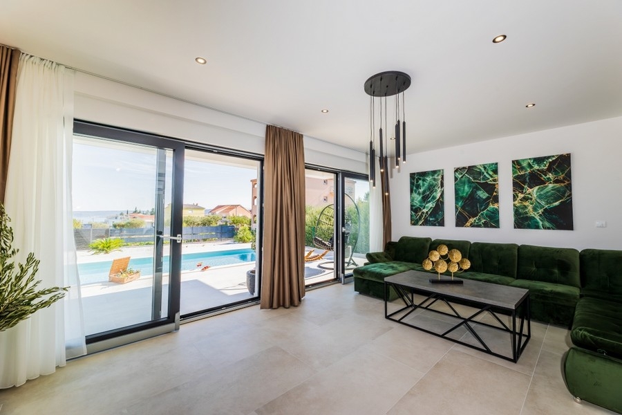 Soggiorno con accesso alla terrazza della piscina