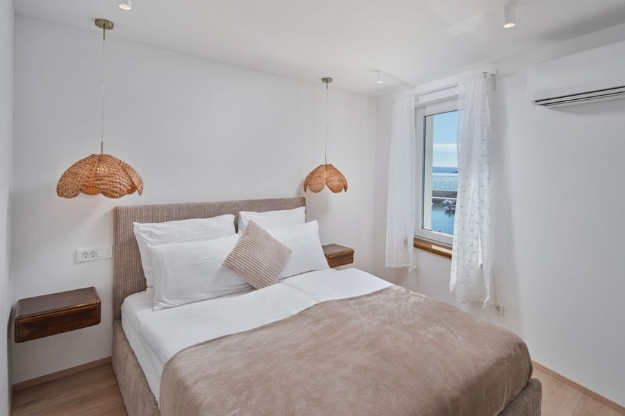 Camera da letto moderna con vista mare
