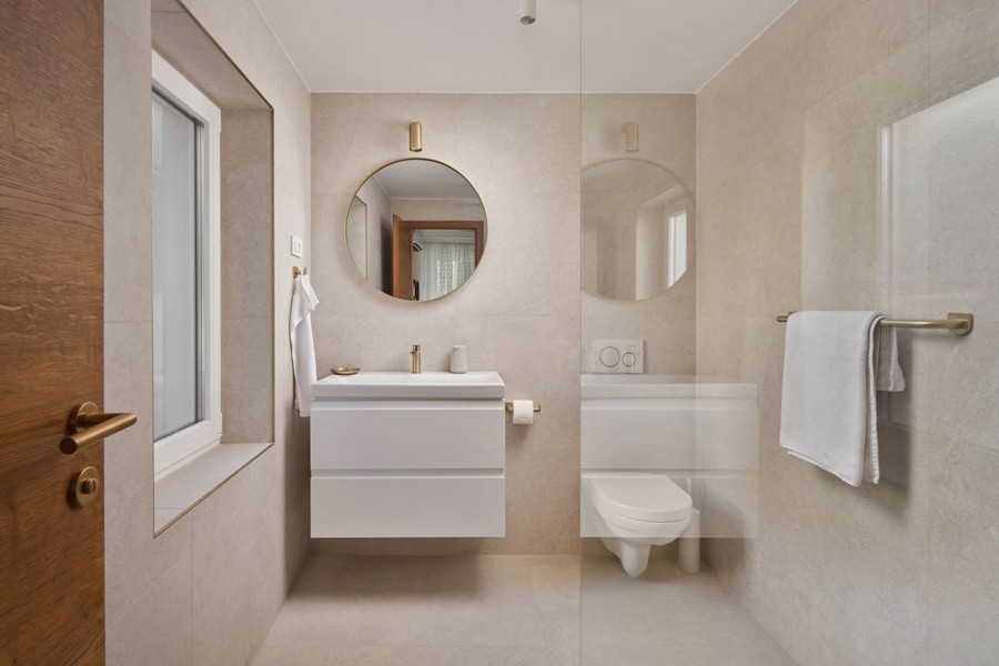 Bagno moderno con doccia