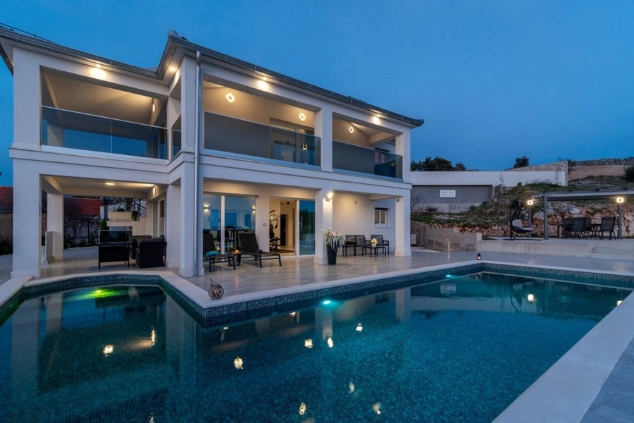 Villa moderna con piscina in Croazia