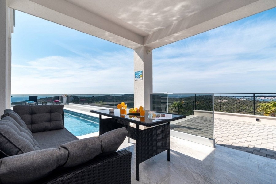 Terrazza coperta con vista mare