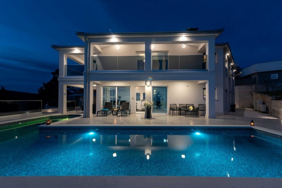 Immobile di lusso con piscina esterna e vista mare