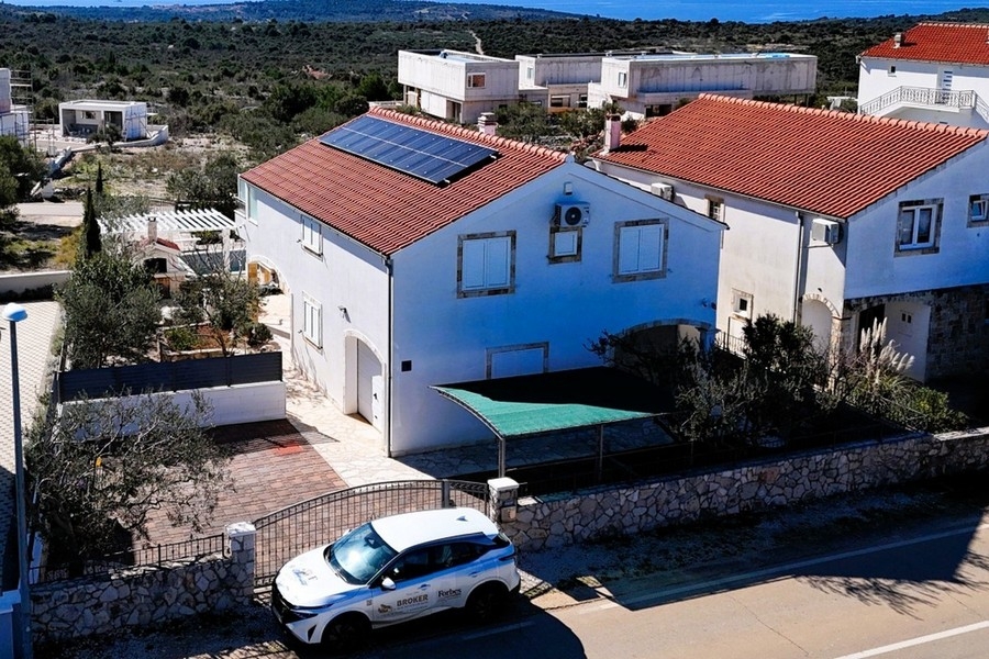 Casa con posti auto e impianto solare
