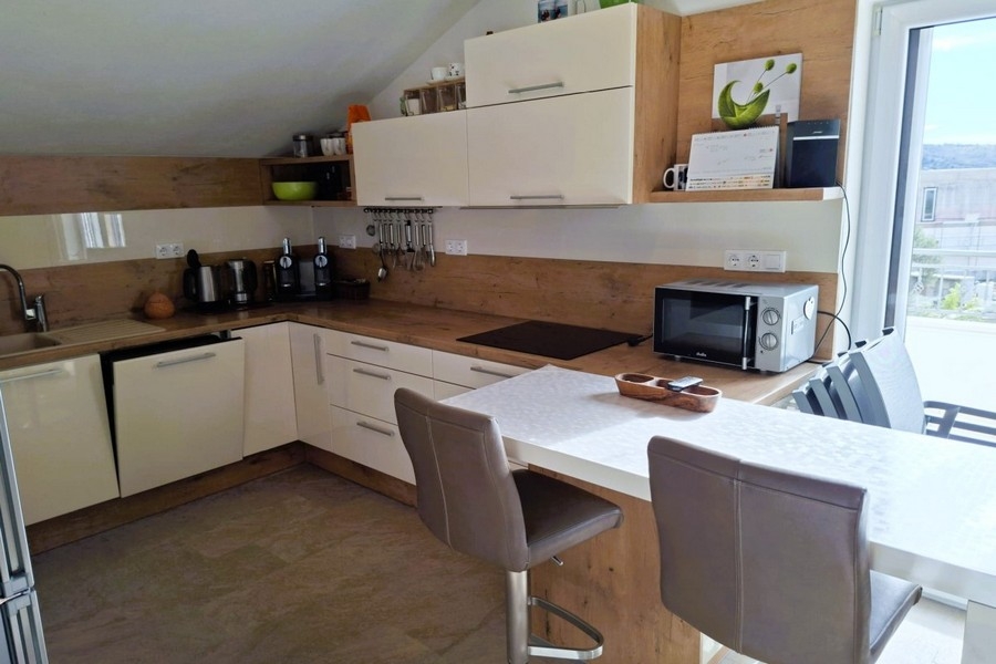 Cucina moderna con isola e zona salotto