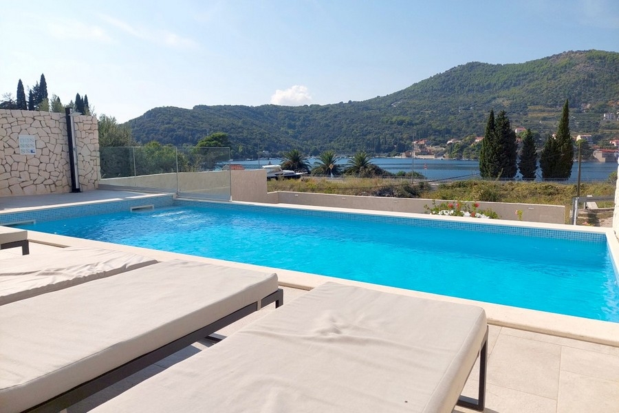 Piscina moderna con vista mare in Croazia