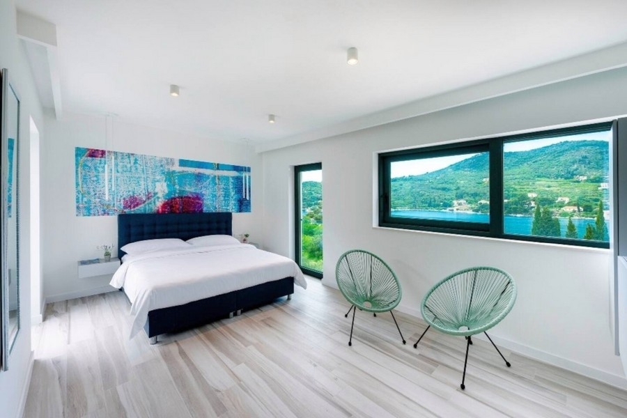 Camera da letto con finestra panoramica