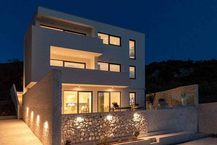 Villa moderna di notte con piscina
