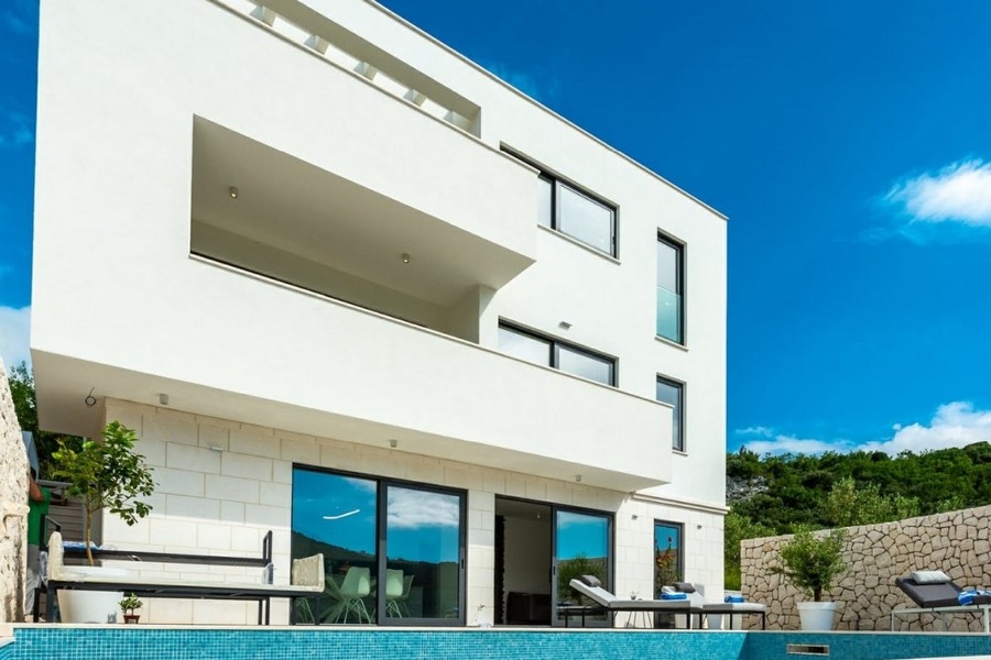 Villa moderna con piscina e terrazza