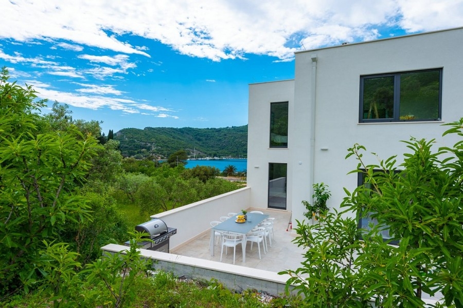 Terrazza con area grill e vista mare