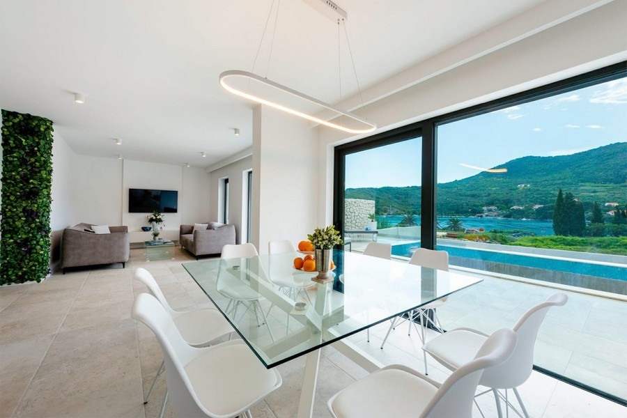 Zona giorno e pranzo aperta con vista mare