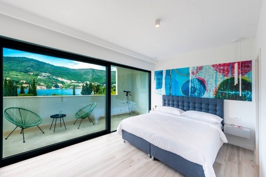 Camera da letto con balcone e vista mare